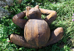 Stele aus Holz, Moto Wood Art, Art Deko, Chillender Frosch, Buche, ca 60 x 60 cm