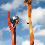 Stele aus Holz, Moto Wood Art, Birne, Hände die nach dem Kosmos greifen, 170 cm, 300 cm mit Edelstahlkugel