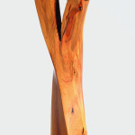 Stele aus Holz, Moto wood Art, Gespanltener Baum, Pflaume mit Edelstahl Kugel und Sockel, ca 70 cm
