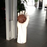 Skulptur, Stele aus Holz, Zerbrechlich,  Porschezentrum Schwarzwald Baar