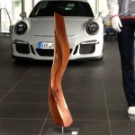 Skulptur, Stele aus Holz, Wave,  Porschezentrum Schwarzwald Baar